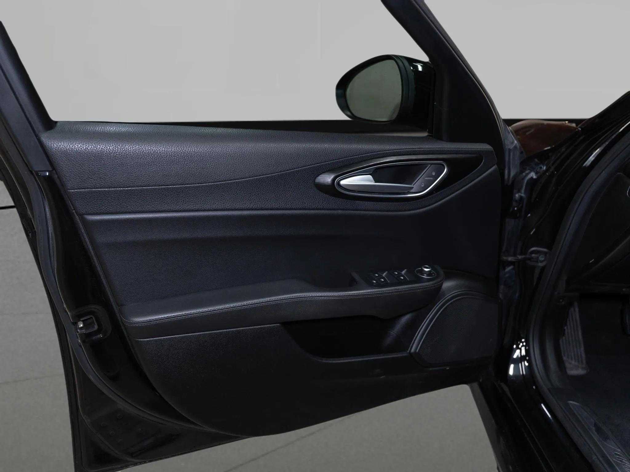 2017 Alfa romeo Giulia (952)